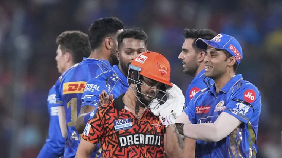 IPL 2025:  आउट ही नहीं थे फिर भी खुद से मैदान के बाहर चले गए ईशान, फैंस ने लगा दी क्लास... 