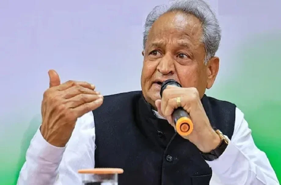 Rajasthan:पुलिस भाजपा सरकार के दबाव में आकर कानून से बाहर जाकर कार्रवाई कर रही है: अशोक गहलोत