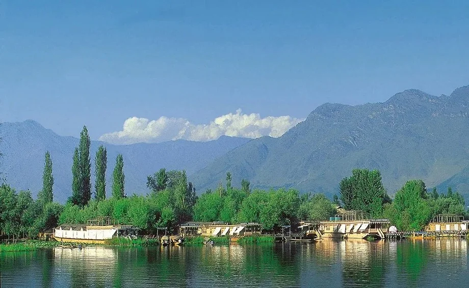 Travel Tips: पर्यटकों को लगा झटका, कश्मीर घाटी के करीब 50 पार्कों और उद्यानों को कर दिया गया बंद, ये है कारण 
