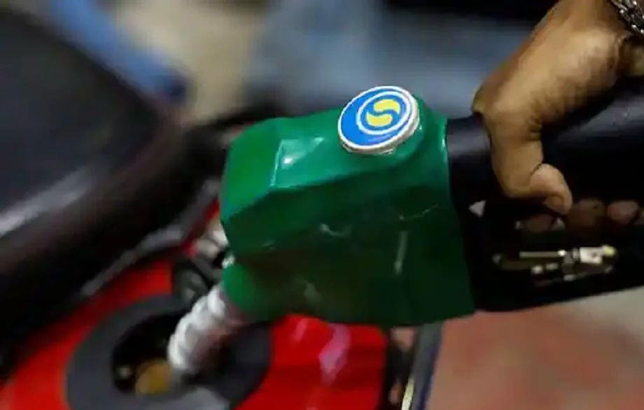 Petrol-Diesel Price: उपभोक्ताओं को नहीं मिली राहत, कंपनियों ने आज तय कर दी हैं ये कीमतें