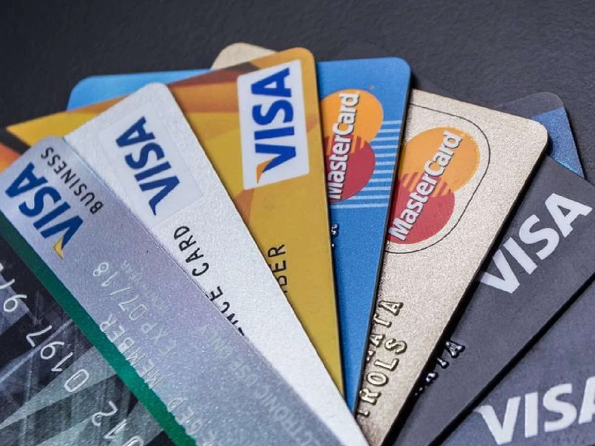 Credit Cards:  क्रेडिट कार्डधारक की मौत के बाद कौन चुकाएगा कर्ज? ये है आरबीआई का नियम