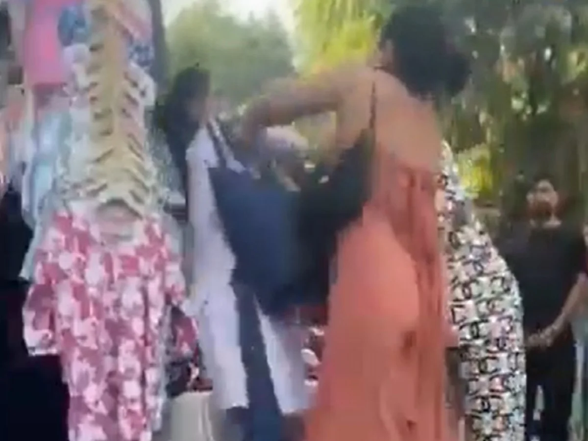 Viral Video:  दो महिलाओं को पसंद आ गया एक ही… फिर करने लगी सभी के सामने ऐसा, नहीं आई शर्म