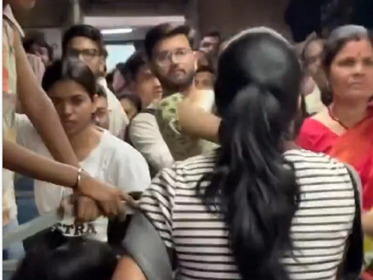 Mumbai Local Video Viral: महिलाएं सभी के सामने करने लगी ऐसा, फिर हुआ…