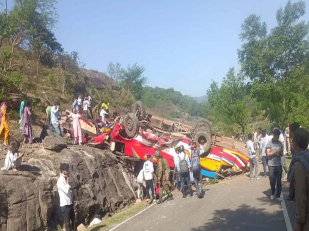 Jammu-Kashmir: उधमपुर जिले में खाई में गिरी बस, 16 लोगों की मौत, पीएम मोदी ने जताया दुख