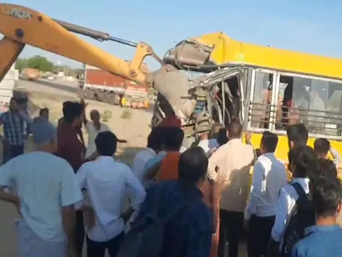 Barmer: बायतू में दर्दनाक सड़क हादसा, एक छात्र की मौत, 20 बच्चे घायल