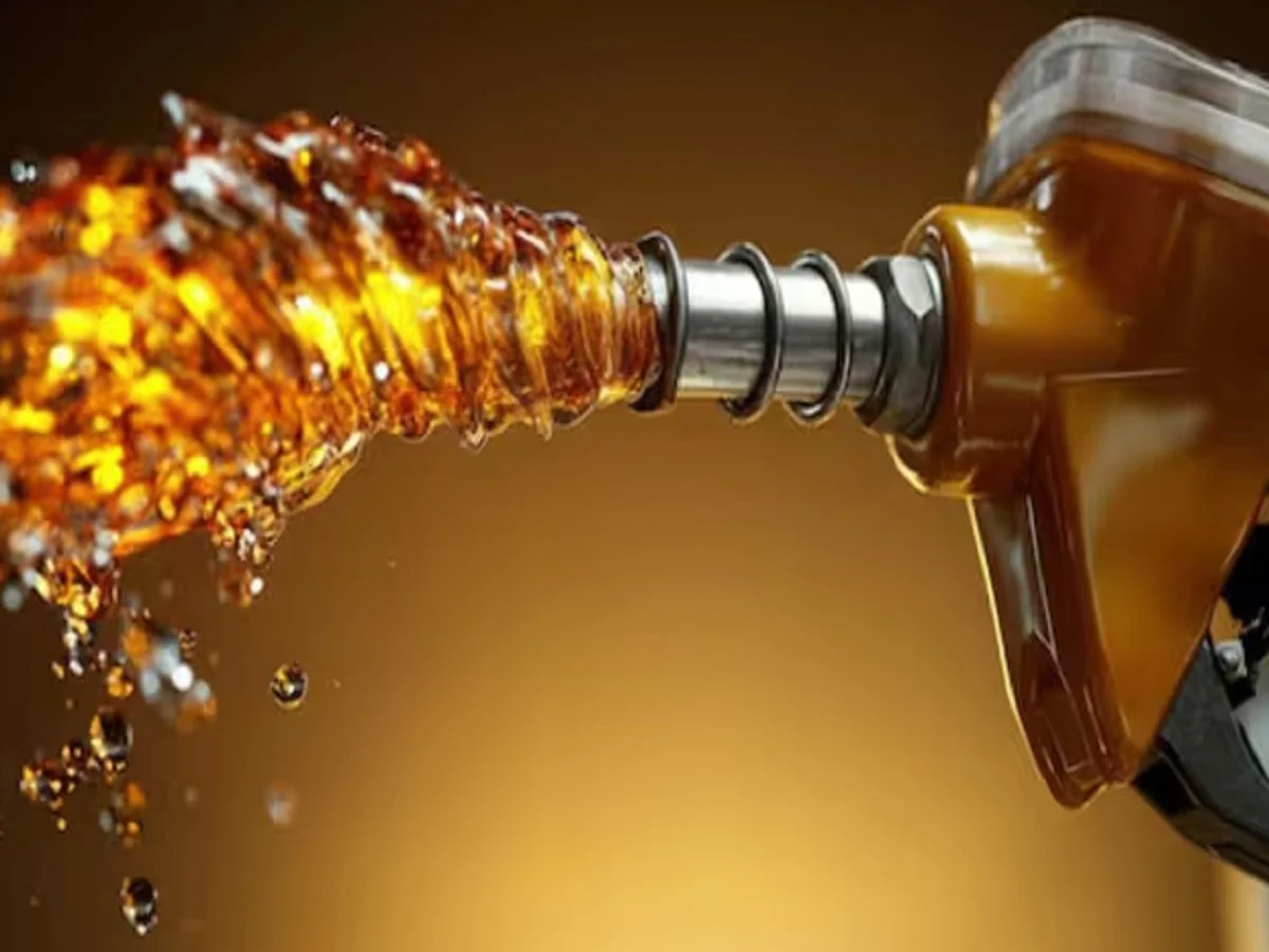 Petrol-Diesel Prices: ब्रेंट क्रूड 100 डॉलर प्रति बैरल के ऊपर पहुंचा, आज इतनी तय कर गई हैं पेट्रोल-डीजल की कीमतें