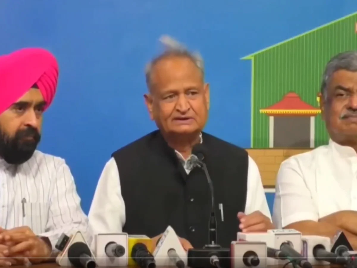 बीजेपी सरकारी एजेंसियों के जरिए विरोधियों पर रेड डलवाती रहती है: Gehlot