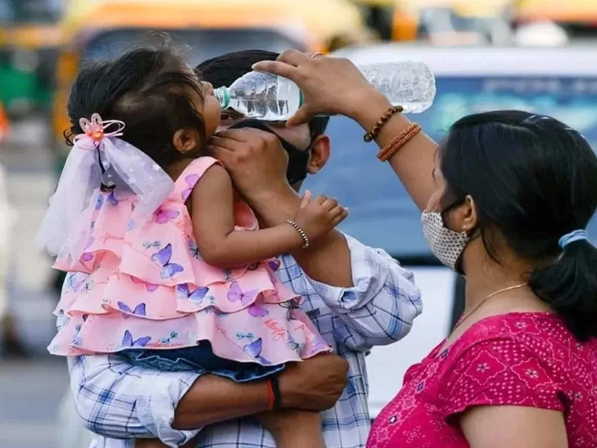 Rajasthan Weather Update: आसमान से बरसे अंगारे, जैसलमेर में रिकॉर्ड तापमान दर्ज, अब 11 जिलों के लिए है ये अलर्ट