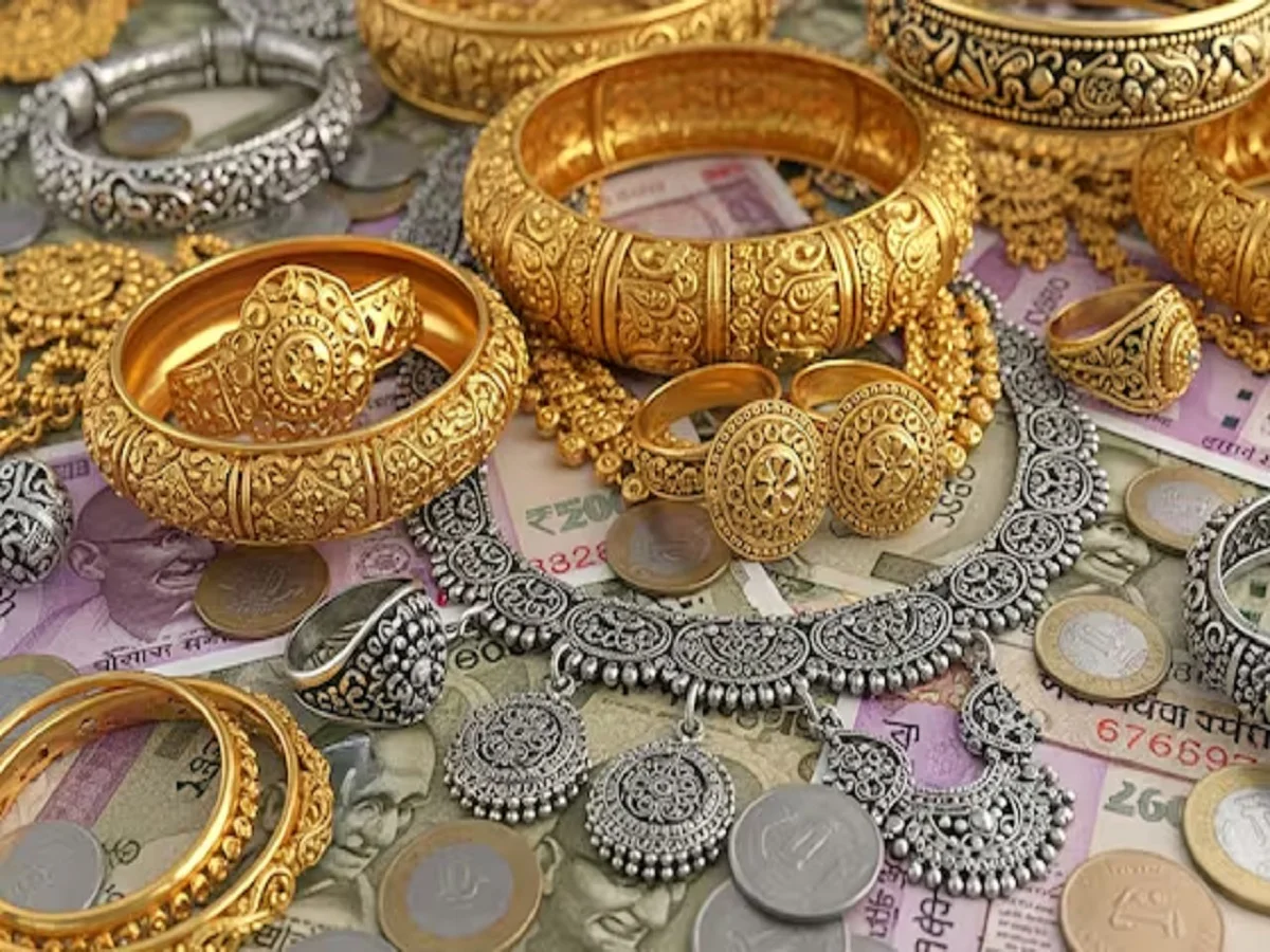 Gold-Silver Prices: आज चांदी की कीमत में आई 5,381 रुपए की गिरावट, सोना भी हो गया है सस्ता
