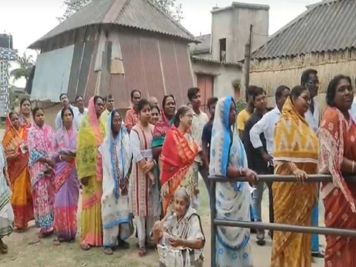 Bengal Assembly Elections: ममता बनर्जी के मजबूत गढ़ की 142 सीटों पर हो रहा है मतदान, वोटिंग के लिए लोगों मे उत्साह   