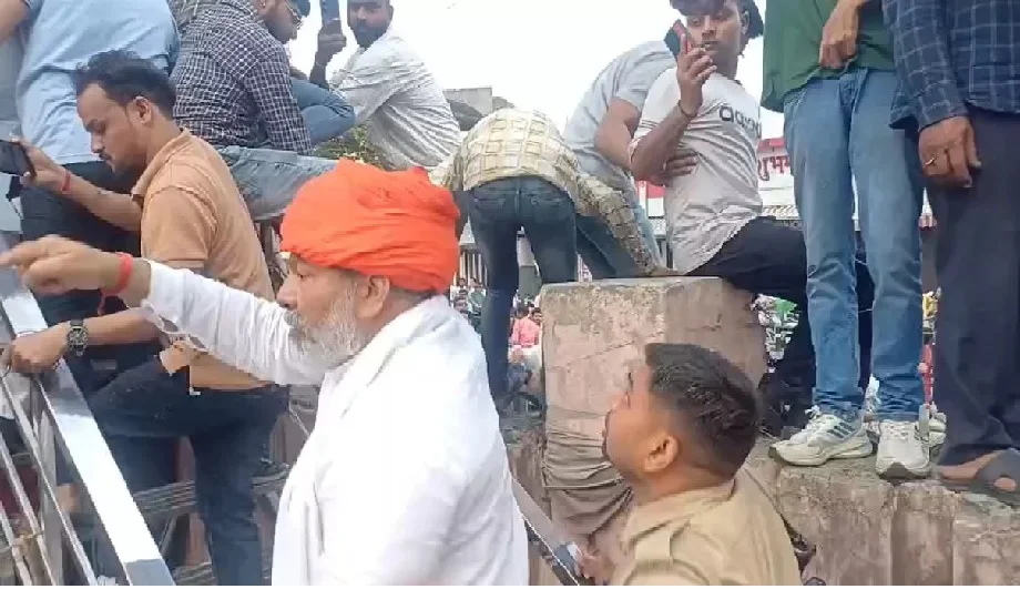 अपने ही इलाके में आतंकी हमले को लेकर जन आक्रोश रैली के दौरान राकेश टिकैट को करना पड़ा विरोध का सामना, कहा- कुछ नए हिंदू...