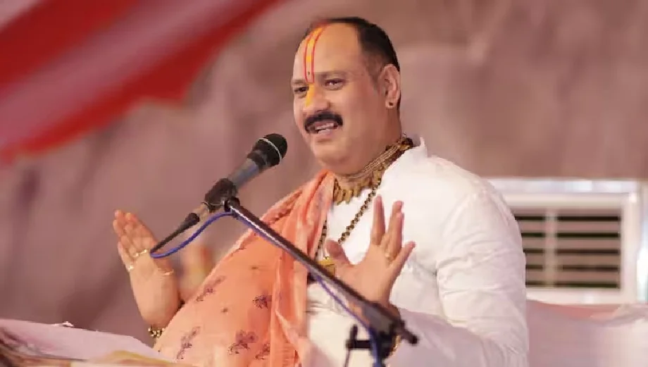 कथावाचक प्रदीप मिश्रा ने दिया विवादित बयान - लड़कियों की पेट की नाभी ढ़की रहेगी तभी सुरक्षित, वरना...
