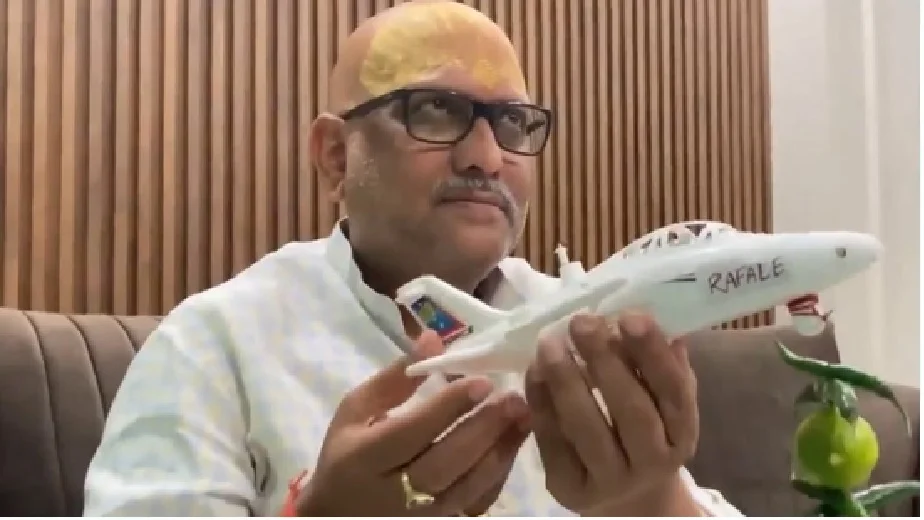 यूपी कांग्रेस अध्यक्ष अजय राय ने राफेल में लटकाए नींबू-मिर्च, कहा- केंद्र सरकार केवल बड़ी बातें...  