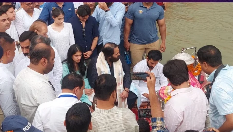 अनंत अंबानी ने पत्नी राधिका मर्चेंट के साथ हरिद्वार में लगाई गंगा में डुबकी और...
