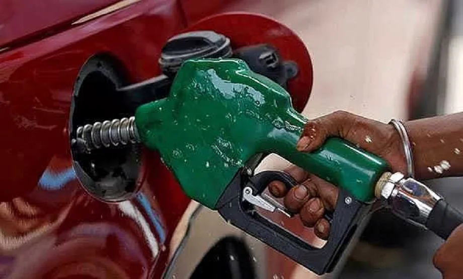 Petrol-Diesel Price: सोमवार के लिए जारी हो चुकी हैं कीमतें, जानें घटे या बढ़ गए हैं दाम