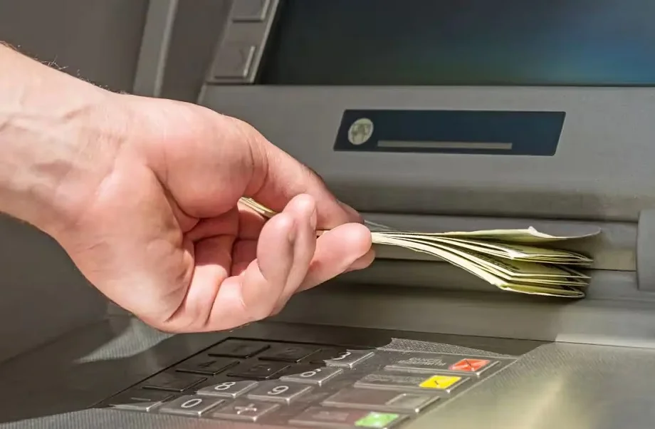 फ्री लिमिट के बाद ATM से पैसे निकालने पर देना होगा ज्यादा शुल्क 