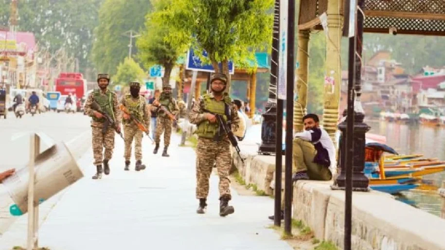 पहलगाम आतंकी हमले के बाद अलर्ट मोड में है प्रशासन 6 पुलिस अधिकारियों का किया गया तबादला 