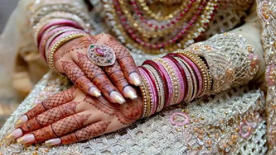 हल्दी की रस्म के दौरान बहनों के साथ कर रही थीं डांस, लेकिन फिर पसर गया मातम...