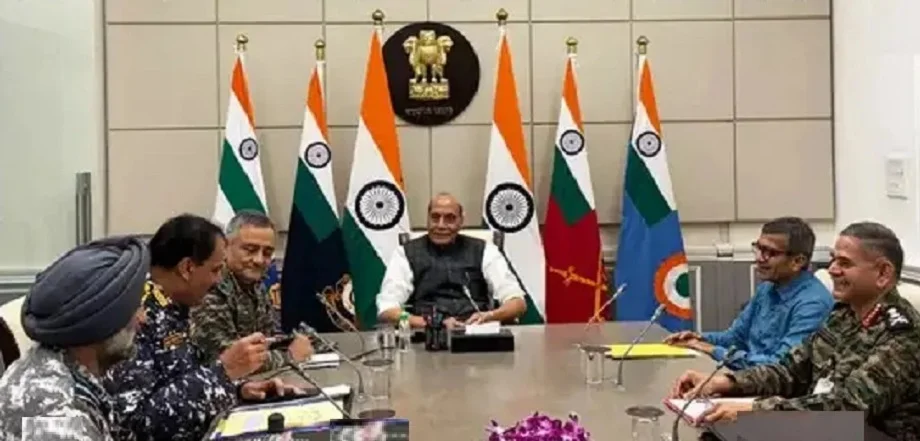 Rajnath Singh ने तीनों सेनाओं के चीफ और सीडीएस के साथ की बैठक, ये फोटो देखकर उड़ जाएगी पाकिस्तान की नींद