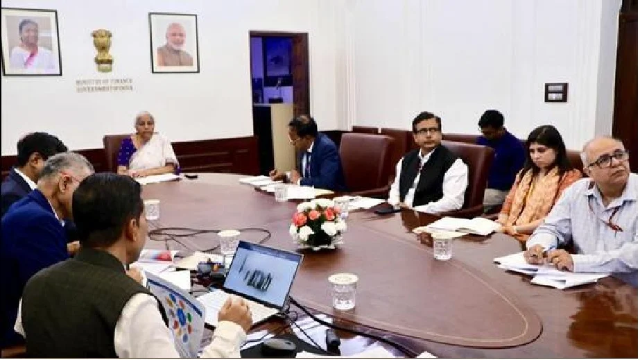 वित्त मंत्री निर्मला सीतारमण ने भारतीय बैंकों और बीमा कंपनियों के साथ पाकिस्तान के साइबर हमलों से बचाव की तैयारी की कि समीक्षा  