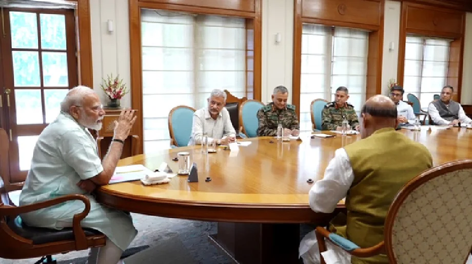 खत्म नहीं हुआ  ऑपरेशन सिंदूर....पीएम मोदी ने सशस्त्र बलों को दी है खुली छुट - उधर से गोली चले तो इधर से चले टोप का गोला...