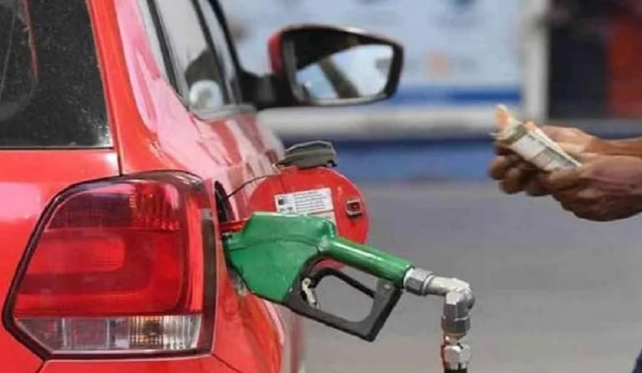 Petrol-Diesel Price: सरकारी तेल कंपनियों ने आज तय कर दी हैं ये कीमतें, जान लें आप