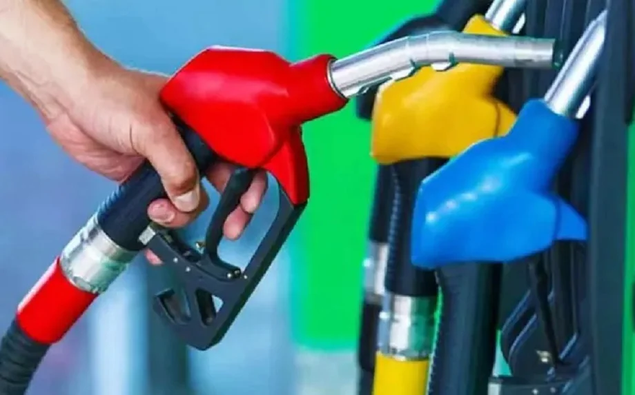 Petrol-Diesel Price: गाड़ी फुल करवाने से पहले चेक कर लें कीमतों की लिस्ट, आज खर्च करने पड़ेंगे इतने रुपए