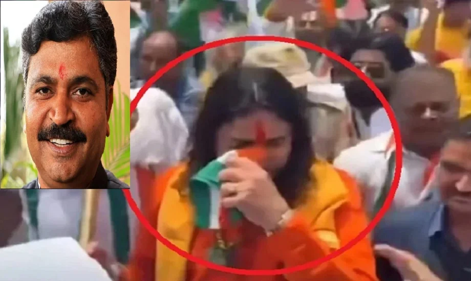 BJP विधायक बालमुकुंदाचार्य के तिरंगे से पसीना पोंछने को लेकर Jully ने बोल दी बड़ी बात, कहा-भाजपाइयों का सिर्फ दोहरा चरित्र...