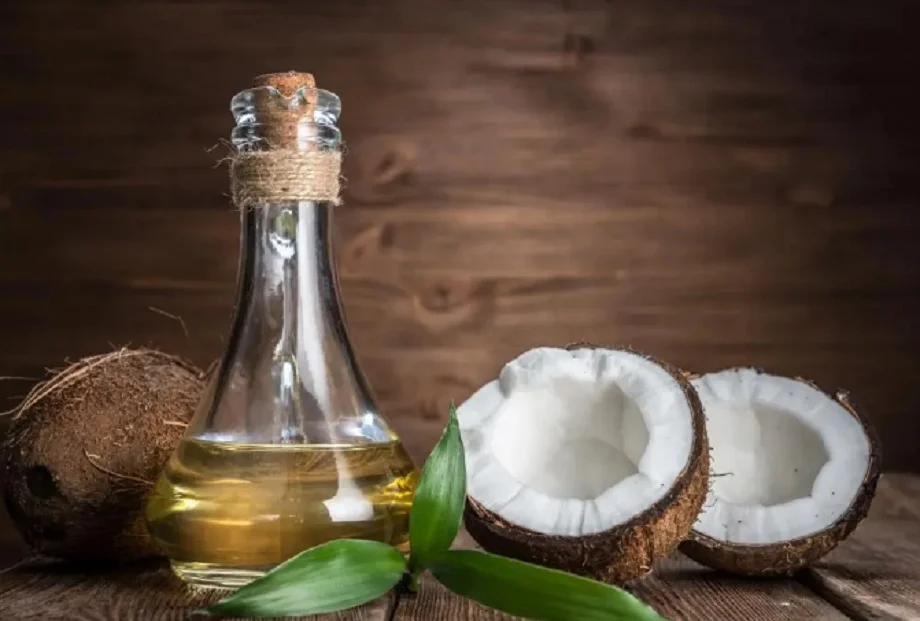 Hair Care Tips: बालों से जुड़ी कई प्रकार की परेशानियों को दूर कर देता है नारियल तेल, इस प्रकार करें उपयोग