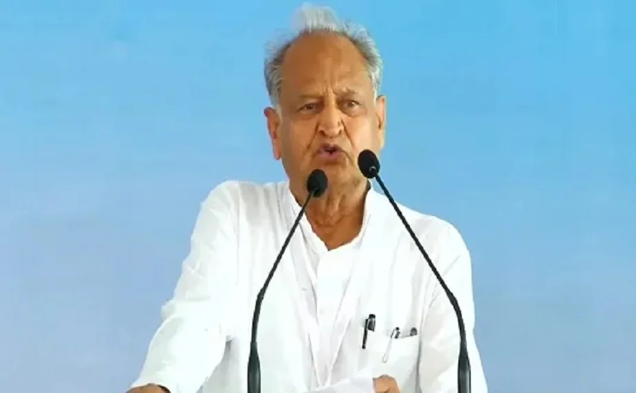 Ashok Gehlot ने कांग्रेस नेता शशि थरूर को दी नसीहत, दे दिया है ये बड़ा बयान