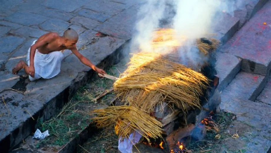 Hindu Mythology : क्या मौत के बाद परिवार के लोगों से हो पाता है मिलना ? जानकारों का ये है कहना..