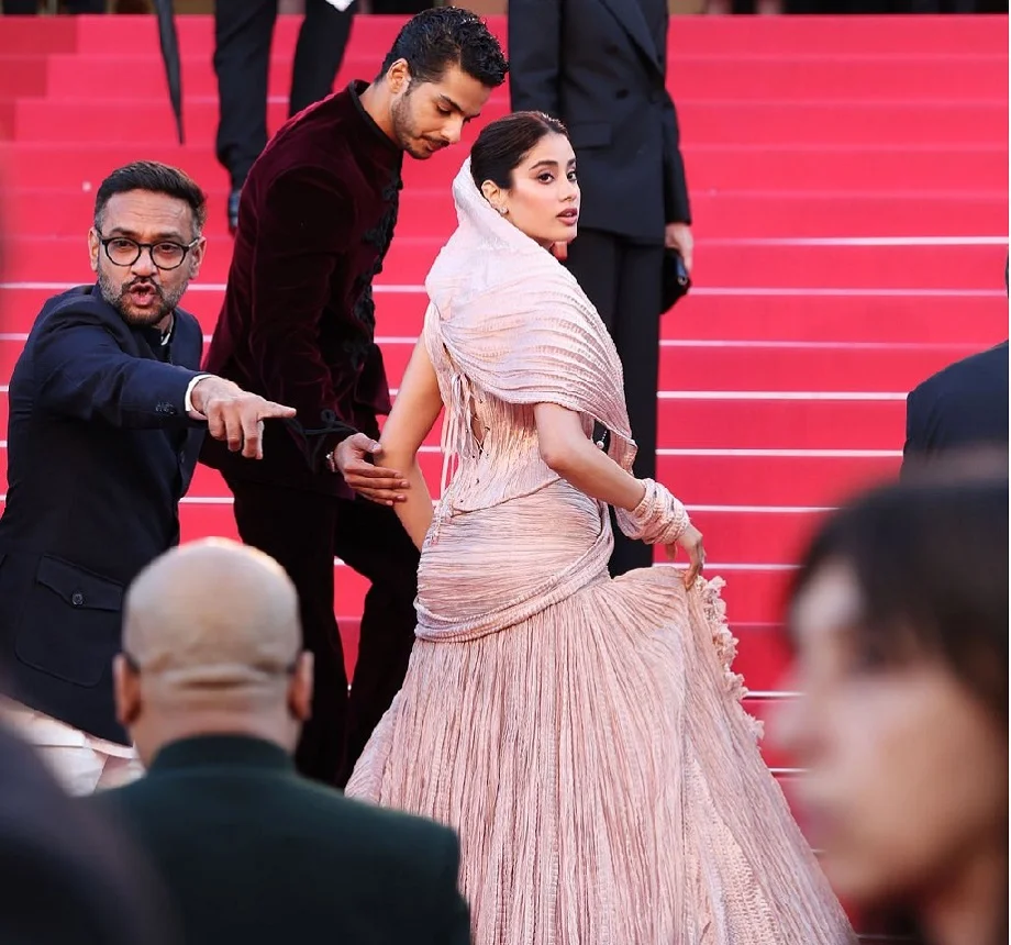 जान्हवी कपूर ने कान्स फिल्म फेस्टिवल में किया डेब्यू, निर्देशक नीरज घायवान ने आउटफिट के लिए की मदद...