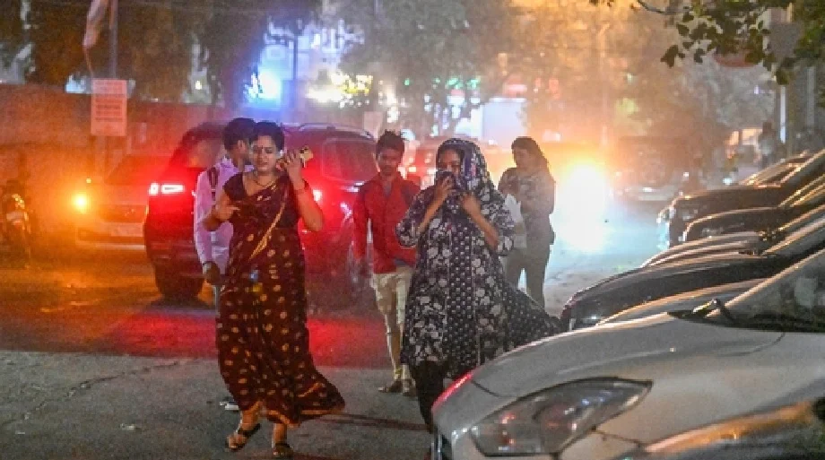 राजधानी दिल्ली में धूल भरी आंधी और बारिश ने भरपाया कहर, कई उड़ानें भी प्रभावित...