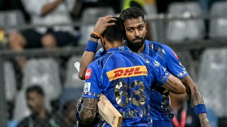 IPL 2025 : सूर्यकुमार यादव की प्लेऑफ में पहुंचाने वाली ताबड़तोड़ बल्लेबाजी देख जोश में आ गए कप्तान पांड्या, दौड़कर लगा लिया गले...