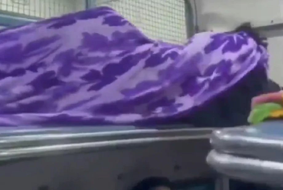 Viral video:  कंबल ओढ़कर अश्लील हरकतें कर रहा था कपल, अन्य यात्रियों की पड़ी नजर तो...