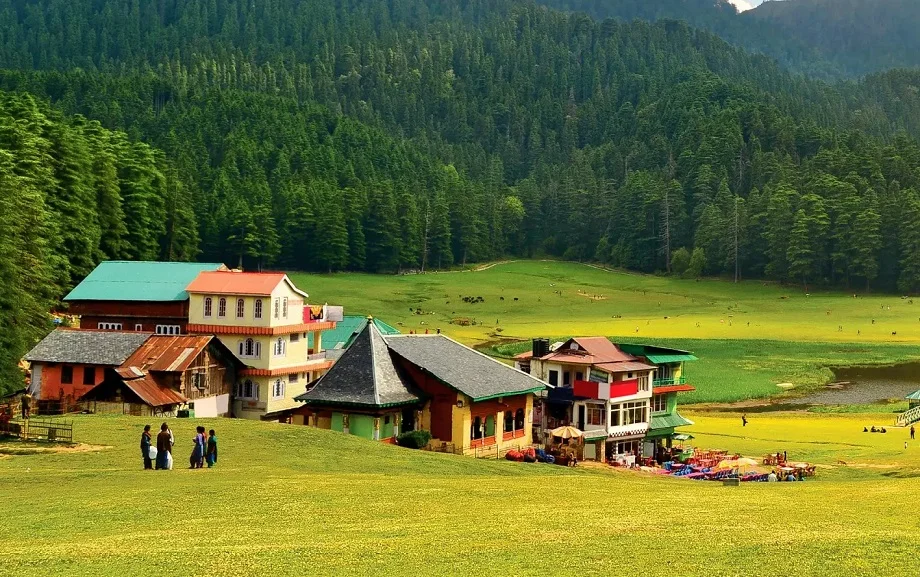 Travel Tips: नेचर लवर्स के लिए स्वर्ग से कम नहीं है डलहौजी, बना लें घूमने का प्लान