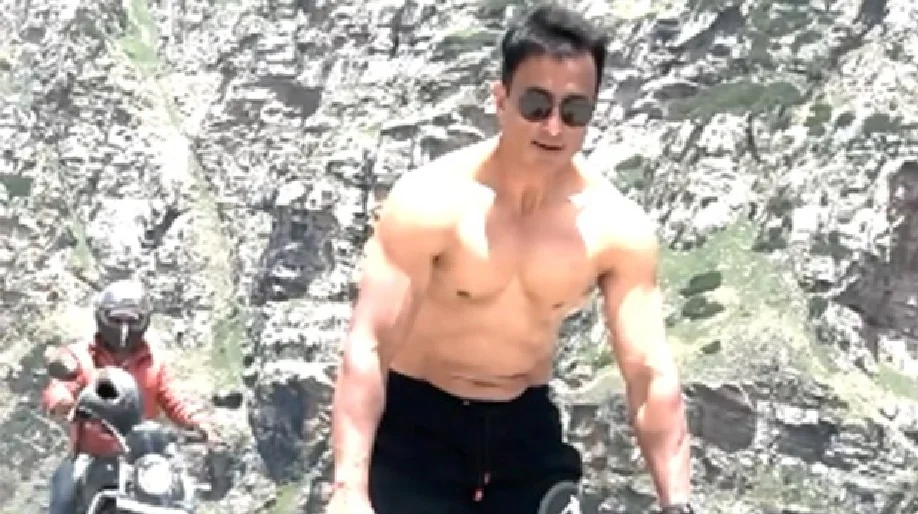 सोनू सूद बिना हेलमेट और सुरक्षा गियर के बाइक चलाने आए नजर, आलोचना के बाद पुलिस की कार्रवाई भी... 