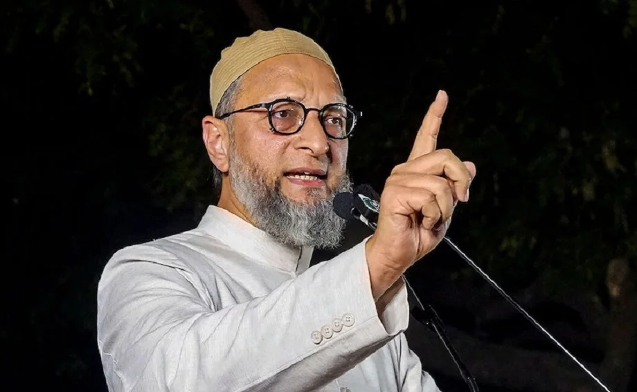 Asaduddin Owaisi  ने पाकिस्तान पर कसा तंज, पाक आर्मी चीफ द्वारा पीएम शहबाज शरीफ को फोटो भेंट किए जाने को लेकर बोल दी है ये बड़ी बात
