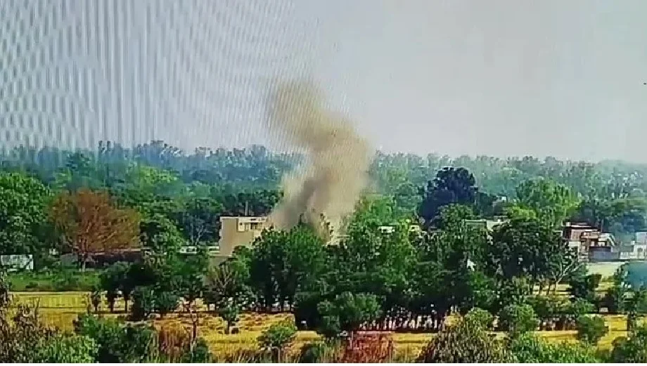 BSF ऑपरेशन सिंदूर का जारी किया एक Video, भारत के वार से डर के भागते नजर आए पाकिस्तानी सैनिक...
