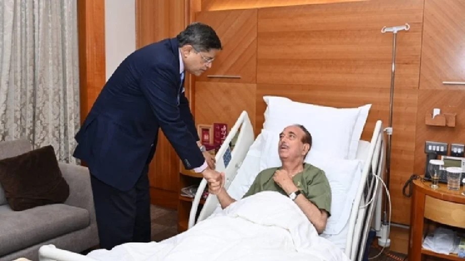 सर्वदलीय प्रतिनिधिमंडल के दौरे के बीच जम्मू-कश्मीर के पूर्व सीएम गुलाम नबी आज़ाद अस्पताल में भर्ती