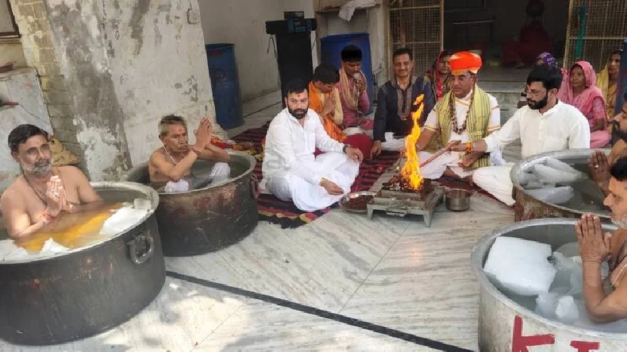 Rajasthan : गर्मी से त्राहिमाम करती जनता के लिए पुजारी ने उठाया पीड़ा, बर्फ में बैठकर किया अनुष्ठान...