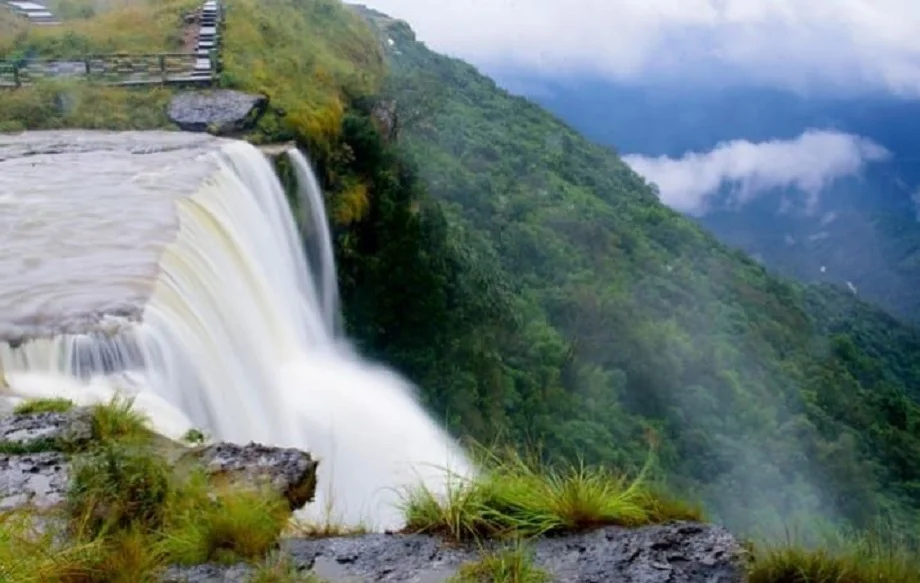Travel Tips: मानसून में स्वर्ग से नजर आते हैं ये तीन पर्यटक स्थल, बना लें पार्टनर के साथ घूमने का प्लान