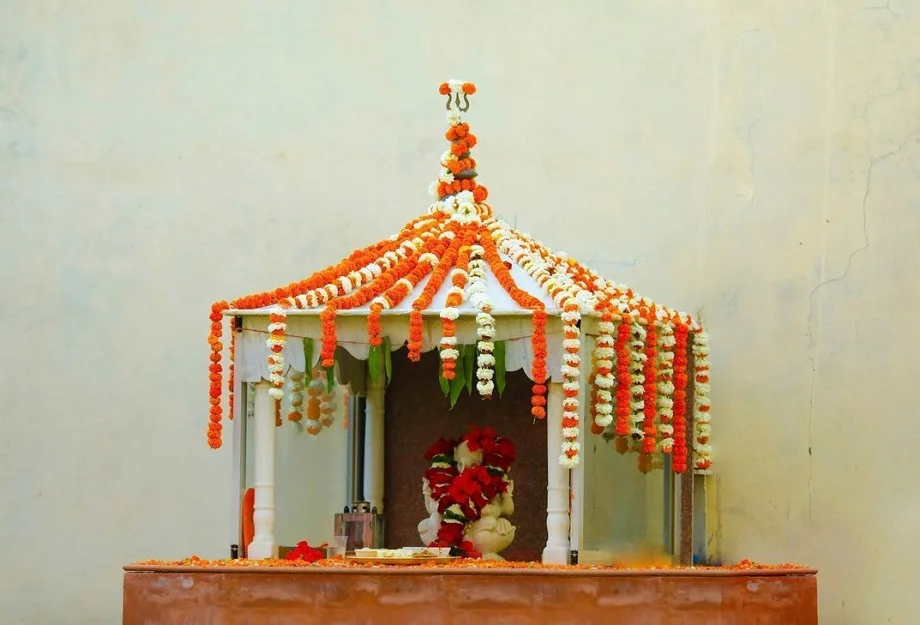 Vastu Tips:  घर की इस दिशा में बनवा लें मंदिर, देवी-देवता हो जाएंगे खुश