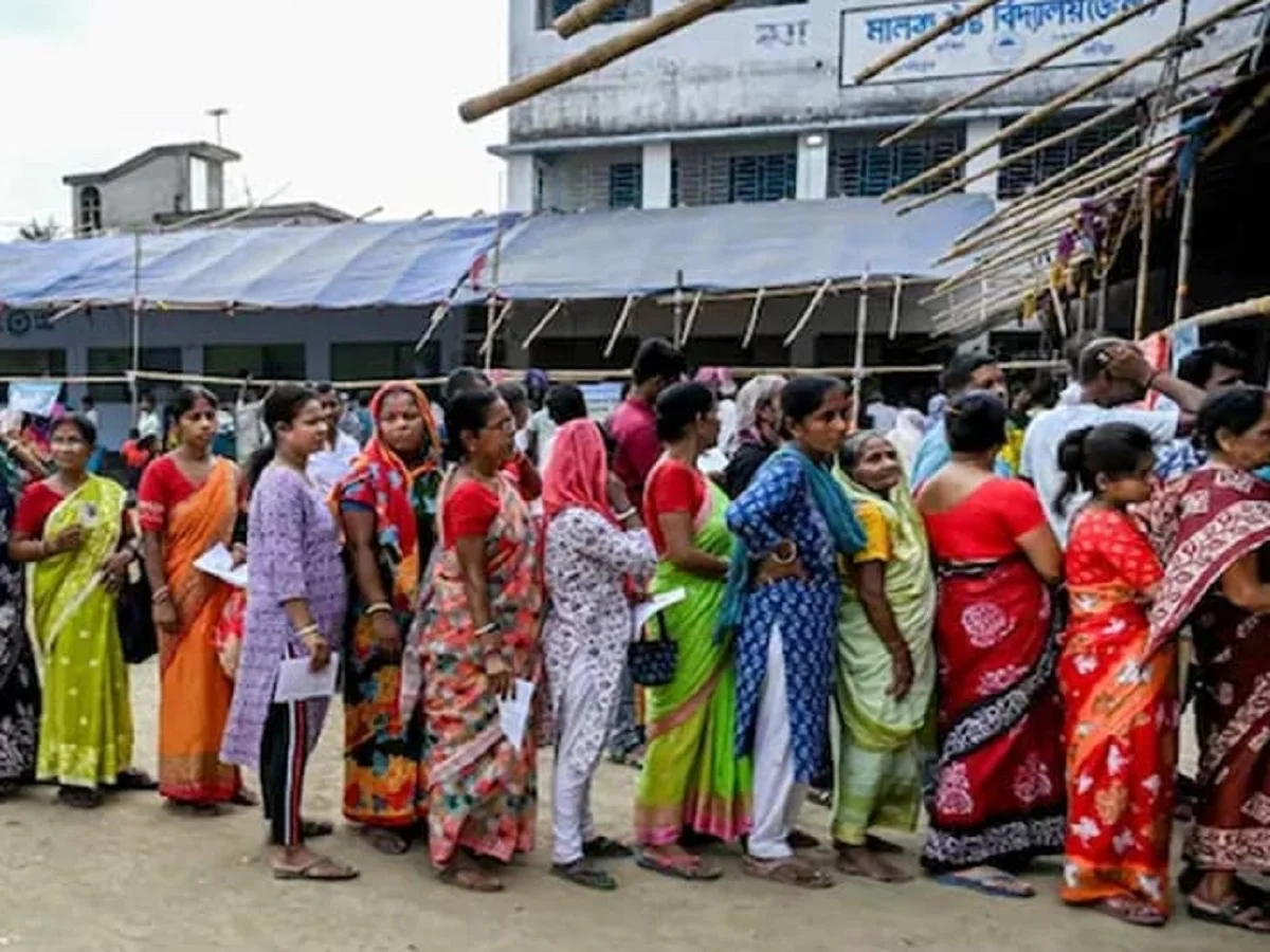 West Bengal: टीएमसी कार्यकर्ताओं पर लगा आरोप, दोपहर 1 बजे तक हुआ 55.57 प्रतिशत मतदान