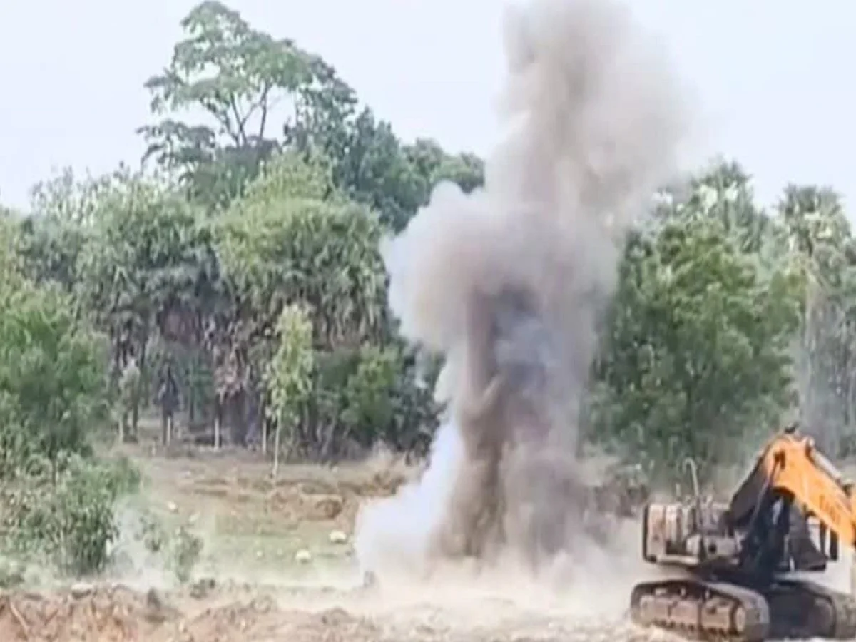 Chhattisgarh: बारूदी सुरंग हटाने के दौरान आईईडी में हुआ विस्फोट, डीआरजी के तीन जवान शहीद