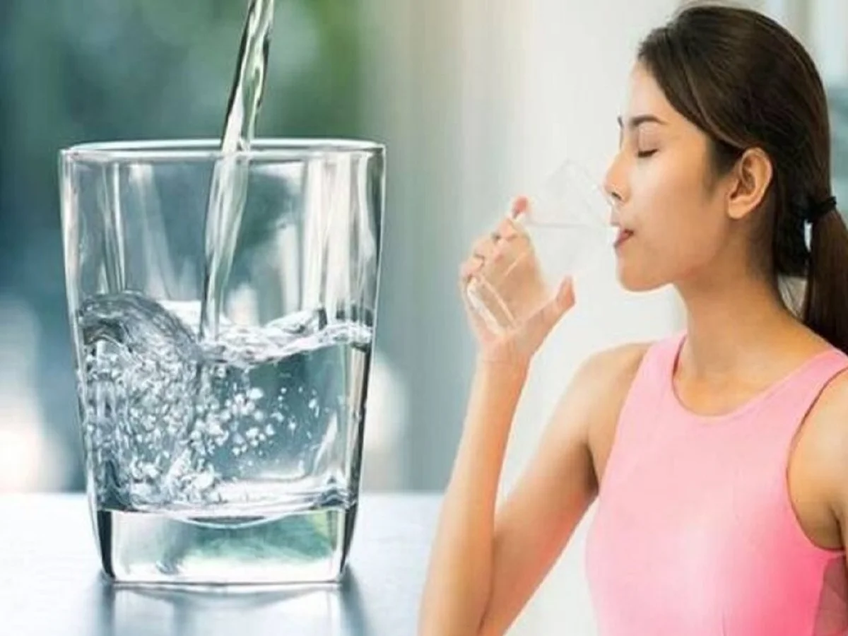 Health Tips: रोजाना सुबह गर्म पानी पीने से सेहत को मिलते हैं ये गजब के फायदे