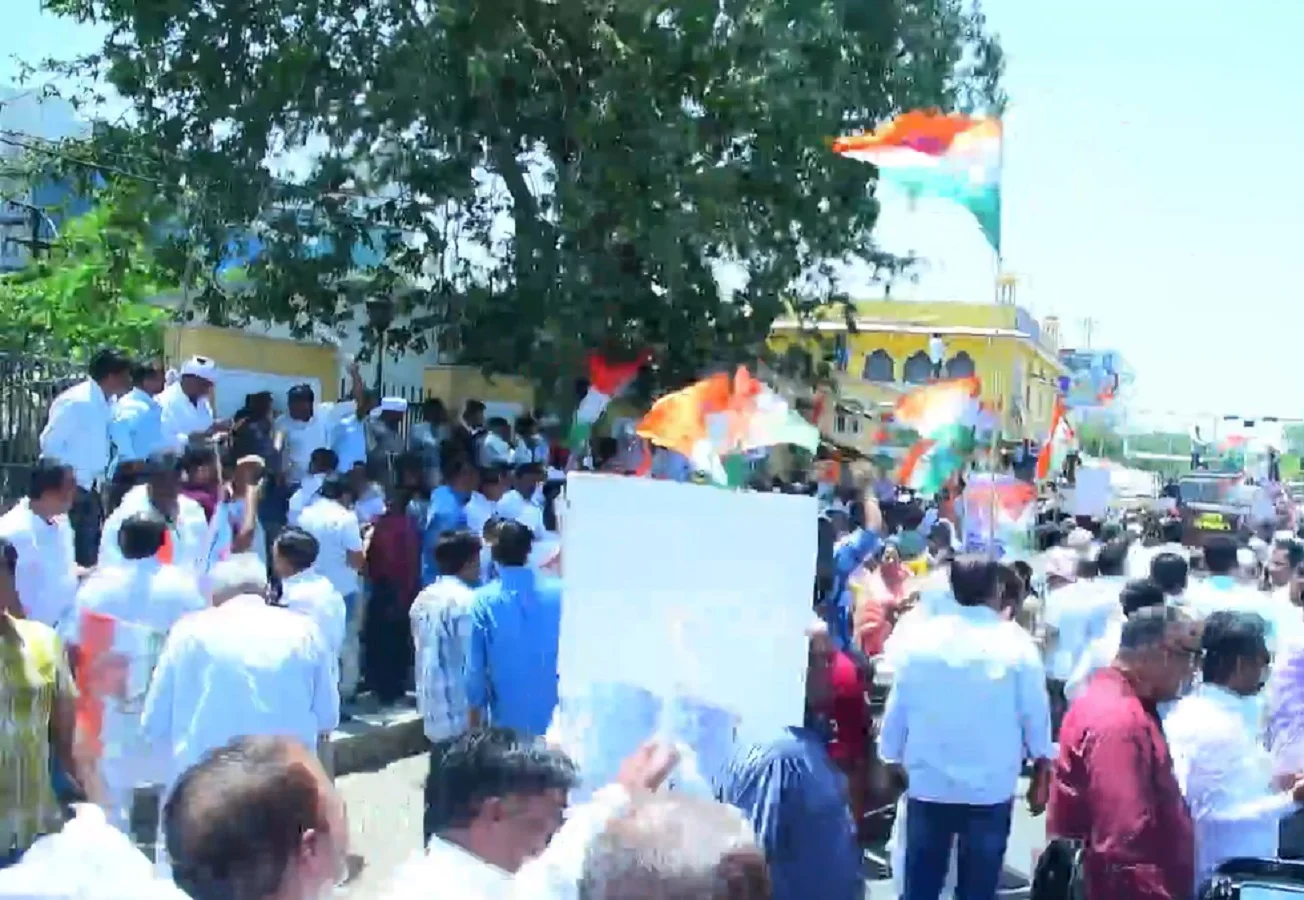 नीट पेपर लीक के खिलाफ Congress का प्रदर्शन, Dotasra ने की शिक्षा मंत्री धर्मेंद्र प्रधान के इस्तीफे की मांग