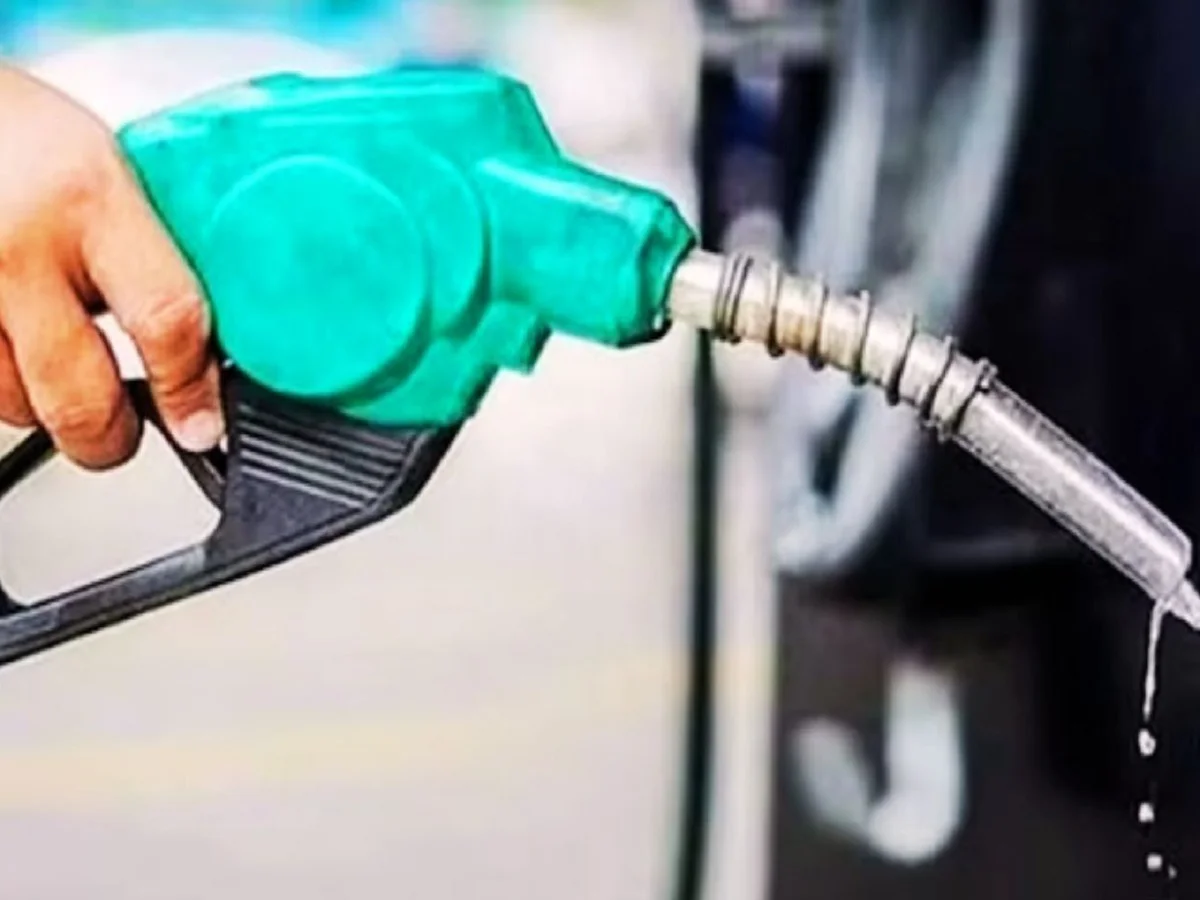 सुबह-सुबह महंगाई का झटका, 10 दिन के अंदर तीसरी बार बढ़ गए हैं Petrol-Diesel के दाम