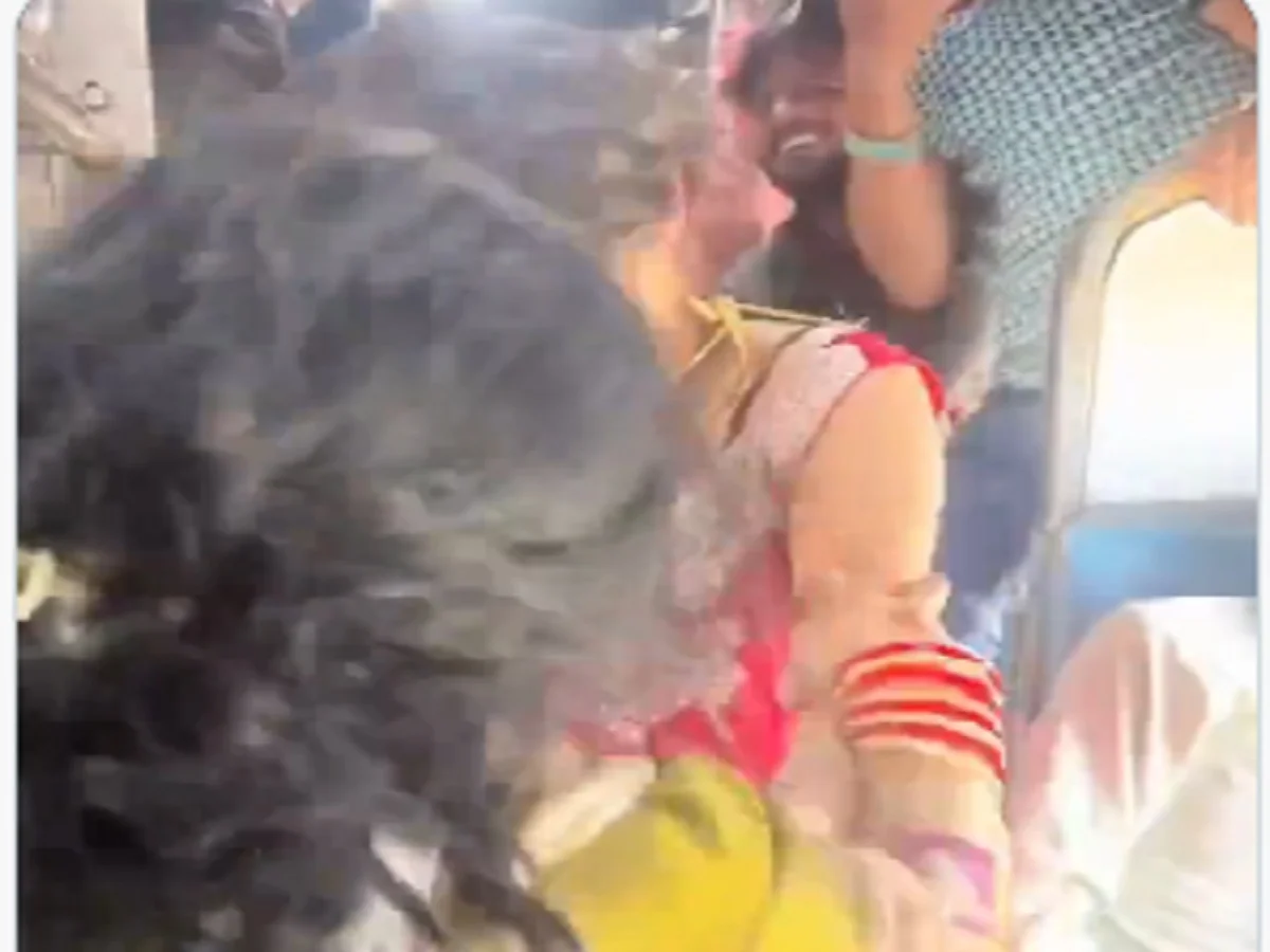 Train Video Viral : दो महिलाएं सभी के सामने करने लगी ऐसा, ट्रेन में मौजूद लोग…