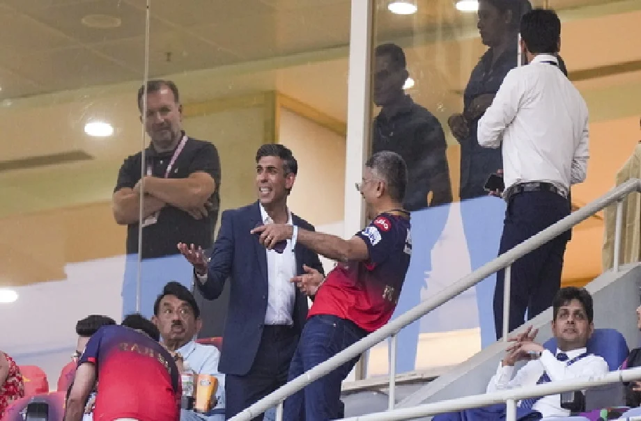 IPL 2025 : ब्रिटेन के पूर्व प्रधानमंत्री ऋषि सुनक और उनकी पत्नी अक्षता मूर्ति RCB को सपोर्ट करने पहुंचे स्टेडियम, कहा- ये नया भारत है...